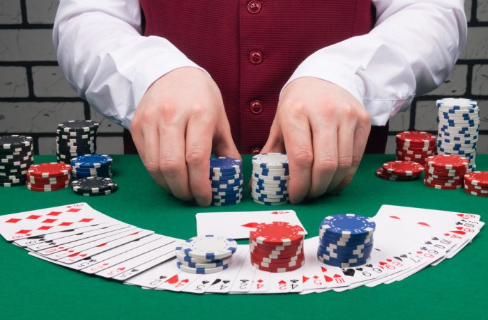 croupier pa casino som haller i spelmarker